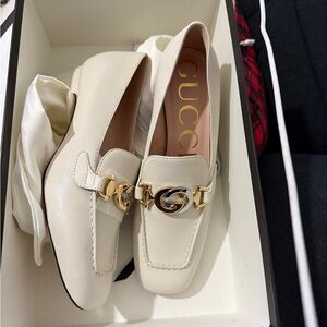 Gucci White Leather Flats with Gold Chain Detail